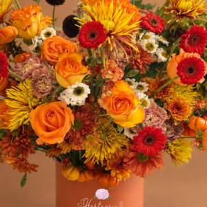 Arreglo floral en base terracota con rosas naranjas, gerberas rojas, crisantemos amarillos y margaritas blancas